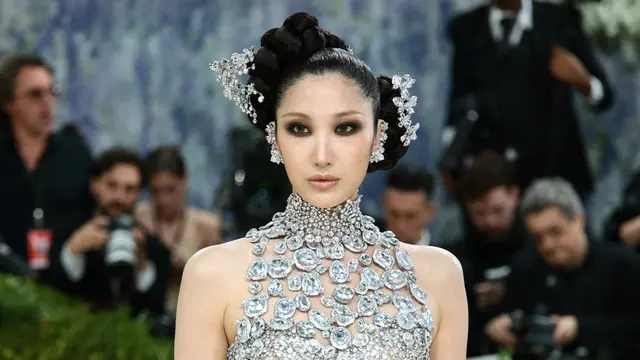 Ejae Tampil Berbeda di Met Gala 2026 dengan Gaun Silver Swarovski