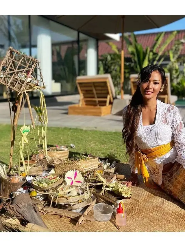 Potret Selebriti Jalani Ritual Melaspas untuk Rumah dan Villa Baru di Bali