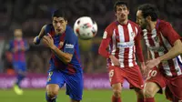 Striker Barca Luis Suarez dalam laga melawan Atletico Madrid di Copa del Rey. (LLUIS GENE / AFP)
