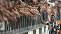 Alex Sandro menyampaikan salam perpisahan untuk fans Juventus (AP)