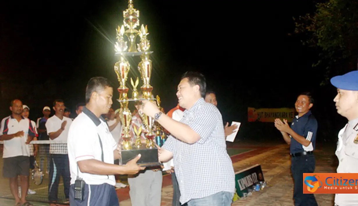 Citizen6, Subang: Kapolres Subang AKBP M. Awal Choerudin menyerahkan hadiah kepada pemenang pertama berupa uang pembinaan, tropy dan piala bergilir. (Pengirim: Dodo)