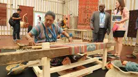 Salah seorang penenun perempuan dari Maumere, Flores, NTT, hadir dalam Indonesia Pavilion di pertemuan tahunan IMF-Bank Dunia, di Nusa Dua, Bali. (dok. istimewa/Dinny Mutiah)