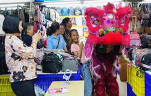 FOTO: Semarak Barongsai Jelang  Perayaan Imlek di Pusat Perbelanjaan Senen