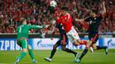 Penyerang Benfica, Raul Jimenez  (kedua kanan) berusaha menyundul bola kearah gawang kiper Muenchen, Manuel Nuer  di leg kedua Liga Champions di Stadion Da Luz, Lisboa, Portugal (14/4). (Reuters/Rafael Marchante)