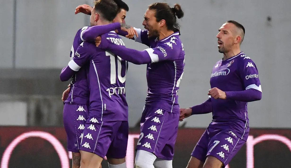 Gelandang Fiorentina, Erick Pulgar (kiri) berselebrasi dengan rekan-rekannya usai mencetak gol ke gawang AC Milan pada pertandingan Liga Serie A Italia di stadion Artemio Franchi di Florence, Italia, Senin (22/3/2021). AC Milan menang tipis ats Fiorentina 3-2. (AFP/Tiziana Fabi)