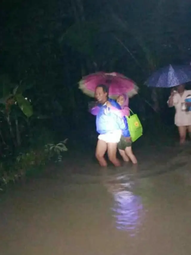 Warga Klirong, Kebumen, mengungsi akibat banjir rendaman. (Foto: Liputan6.com/Pusdalops Kebumen/Muhamad Ridlo)