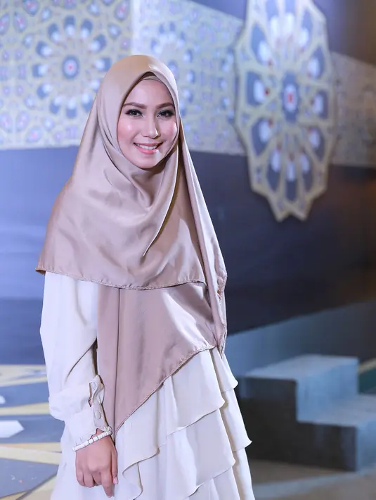 Banyaknya persoalan tidak membuatnya lantas pasrah, perempuan yang mengawali kariernya dari penyanyi cilik itu menyerahkan semuanya pada Maha Pencipta. (Galih W. Satria/Bintang.com)