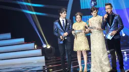 Acara Liputan 6 Awards 2015 semakin meriah dengan dipandu oleh para host Andhika Pratama, Aliando Syarief, Prilly Latuconsina, dan Rina Nose di Studio Emtek, Jakarta, Rabu (20/5). (Liputan6.com/Faisal R Syam)