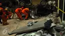 Suasana di sekitar lokasi kejadian jatuhnya mobil boks dari lantai 3 Pasar Cipulir, Jakarta, Selasa, (19/1/2016). Dua orang dikabarkan tewas dalam peristiwa tersebut. (Liputan6.com/Faisal R Syam)