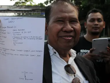 Pengacara Freddy Budiman, Untung Sunaryo menunjukkan surat yang ditulis langsung oleh Freddy Budiman, Cilacap, Jawa Tengah, Rabu (27/7). Menurut pengacaranya, Freddy hanya meminta dimakamkan di tanah kelahirannya (Surabaya). (Liputan6.com/Helmi Afandi)