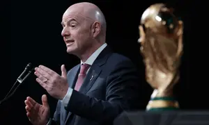 Berdiri di samping Trofi Piala Dunia, Presiden FIFA, Gianni Infantino, menyampaikan pidato pada pertemuan musim dingin Konferensi Walikota AS pada 29 Januari 2026 di Washington, DC. Infantino mempromosikan Piala Dunia 2026, yang akan diselenggarakan bersama oleh Amerika Serikat, Kanada, dan Meksiko, menyoroti potensi manfaatnya bagi kota dan komunitas tuan rumah. (Alex Wong/Getty Images via AFP)