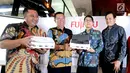 Presiden Direktur PT Fujitsu Indonesia Odi Susilo Handoko (kedua kiri) didampingi jajaran Direksi dan Manager saat peluncuran scanner Fujitsu ScanSnap iX1500 di Jakarta, Selasa (19/3). (Liputan6.com/Fery Pradolo)