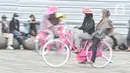 <p>Wisatawan mengendarai sepeda ontel saat berkunjung ke kawasan Kota Tua, Jakarta, Rabu (4/5/2022). Libur Lebaran membawa berkah bagi jasa sewa sepeda ontel di Kota Tua. Penyewaan sepeda ontel mengalami peningkatan dari hari biasanya. Jasa sewa sepeda ontel di Kota Tua dipatok Rp20.000 per setengah jam. (merdeka.com/Iqbal S Nugroho)</p>