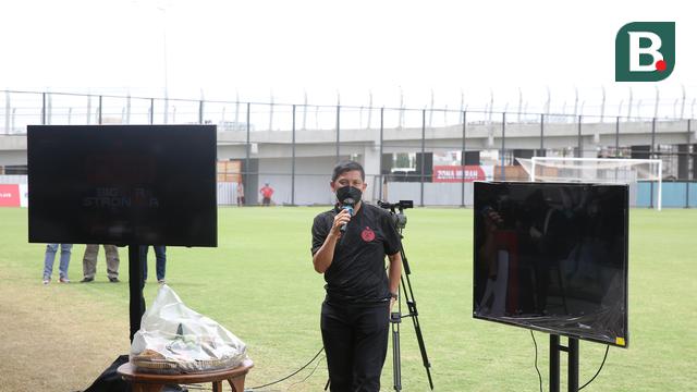 Direktur Persija Jakarta, Ferry Paulus pada acara tumpengan dan syukuran HUT ke-93 timnya di Jakarta International Stadium (JIS), Tanjung Priok, Jakarta.
