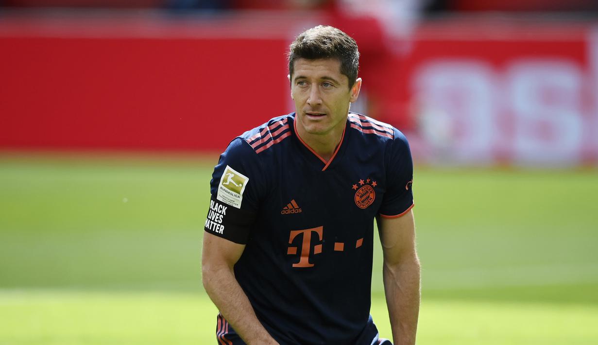 3. Robert Lewandowski - Pemain asal Polandia ini menjadi kandidat potensial peraih Ballon d'Or 2020. Lewandowski mampu membuktika performanya lewat 34 gol di Bundesliga dan menjadi top scorer serta membawa Bayern Munchen meraih trofi juara Bundesliga dan DFB Pokal. (AFP/Matthias Hangst/pool)