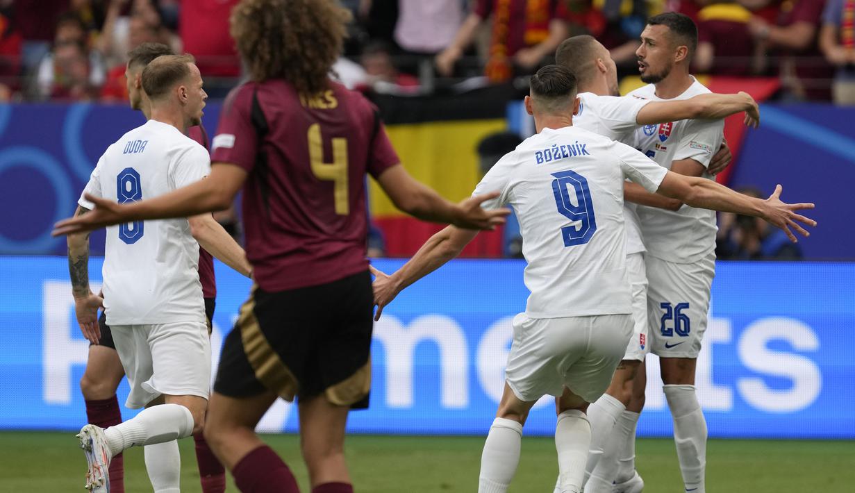 Selebrasi para pemain Timnas Slovakia merayakan gol ke gawang Timnas Belgia yang dicetak Ivan Schranz (kanan) pada laga Grup E Euro 2024 di Waldstadion, Frankfurt, Jerman, Senin (17/6/2024). (AP Photo/Darko Vojinovic)