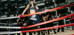 Lisa BLACKPINK tampil seperti petarung Muay Thai futuristik dengan celana pendek tinju. (instagram.com/lalalalisa_m)