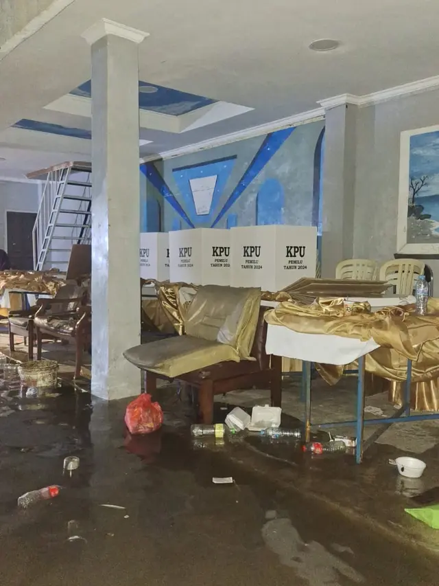 Sejumlah tempat pemungutan suara (TPS) di wilayah Duri Kepa, Kebon Jeruk, Jakarta Barat tergenang banjir akibat hujan yang terus mengguyur DKI Jakarta. (Istimewa).