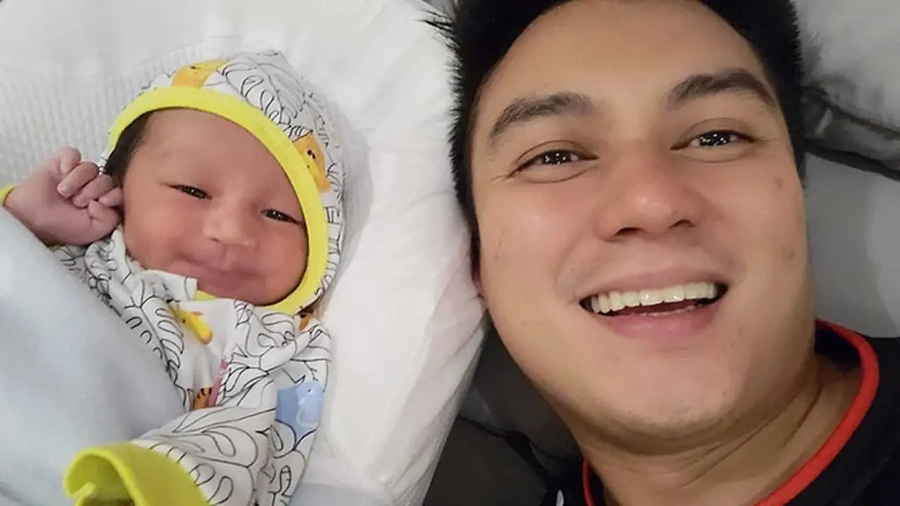 6 Potret Kiano Temani Baim Wong di Masjid, Anteng dan Bikin Gemas