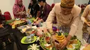 Peserta menyiapkan tumpeng saat mengikuti Lomba Menghias Tumpeng di Museum Nasional, Jakarta, Sabtu (22/4). Dalam acara ini juga dimeriahkan dengan penampilan tari dan musik tradisional. (Liputan6.com/Fery Pradolo)