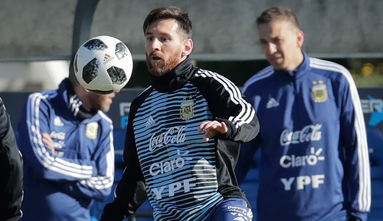 Lionel Messi mengontrol bola pada sesi latihan bersama timnas Argentina di Buenos Aires, Argentina, Rabu (23/5). Argentina mempersiapkan diri menghadapi pertandingan persahabatan melawan Haiti pada 29 Mei menjelang Piala Dunia 2018. (AP/Victor R. Caivano)