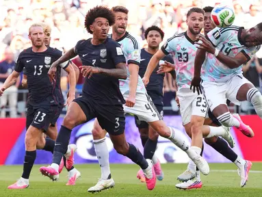 Pemain Belgia Dodi Lukebakio menyundul bola di samping pemain Amerika Serikat  Chris Richards selama pertandingan sepak bola babak 16 besar Piala Dunia di Seattle, Senin, 6 Juli 2026. (AP Photo/Manu Fernandez)