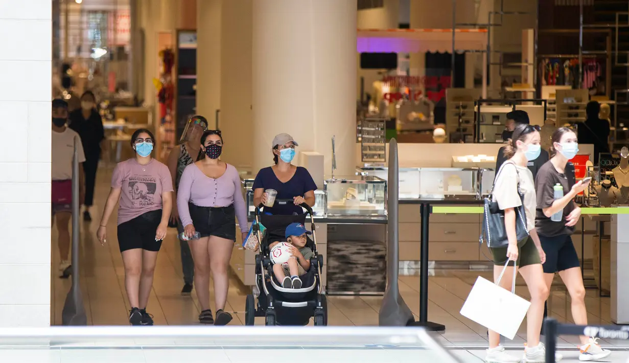 Sejumlah pelanggan yang mengenakan masker berbelanja di CF Toronto Eaton Center di Toronto, Kanada, pada 7 Juli 2020. Penggunaan pelindung wajah di dalam ruangan dan tempat yang dapat diakses publik menjadi suatu kewajiban di Kota Toronto pada Selasa (7/7). (Xinhua/Zou Zheng)