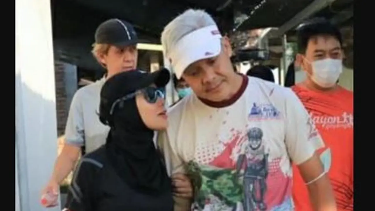 Istri Ganjar Pranowo, Siti Atikoh Supriyanti yang sering tampil sporty dan stylish