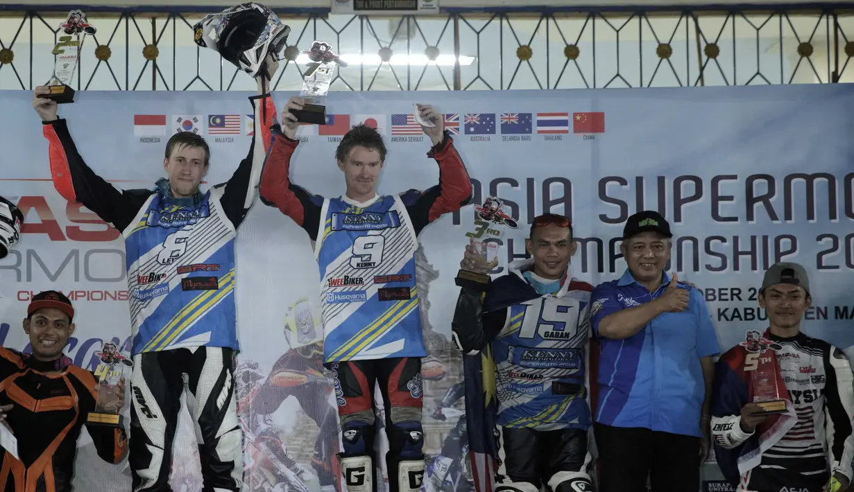 Richard Dibben (ketiga dari kiri) menjadi juara pada putaran kedua FIM Asia Supermoto 2016 di Kompleks Stadion Kanjuruhan, Malang, Minggu (9/10/2016) (Bola.com/Reza Bachtiar)