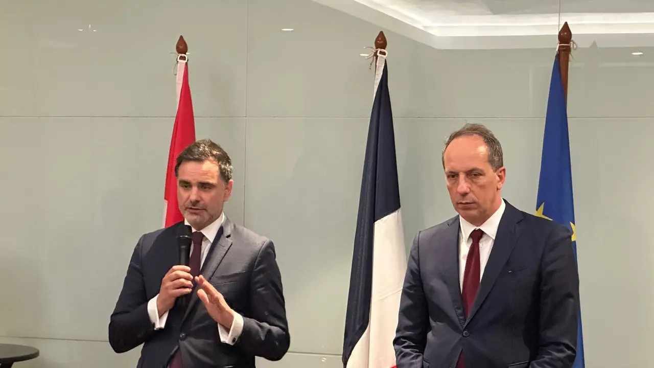 Menteri Perdagangan Luar Negeri Prancis Laurent Saint-Martin (kiri) dan Duta Besar Prancis untuk Indonesia Fabian Penone (kanan) dalam konferensi pers di Jakarta, Rabu (9/4/2025). (Liputan6.com/Benedikta Miranti)