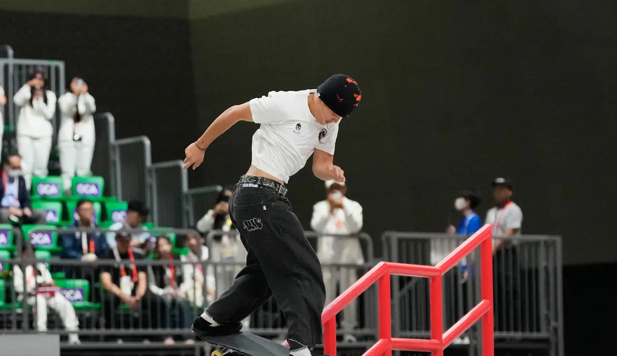 Atlet skateboard Indonesia Basral Graito Hutomo beraksi dalam final nomor street putra pada Asian Games 2026 di Tokoname, Jepang, Minggu (27/9/2026). (AP Photo/Dita Alangkara)