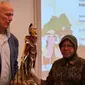 Mensos Risma menyerahkan Wayang Nakula dan Sadewa ke Prof. Dr. Jan van der Putten, Asien-Afrika Institut di Universität Hamburg Jerman. (Foto: Istimewa)