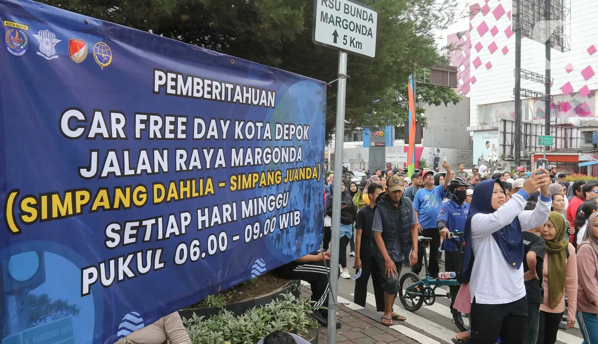 Suasana pelaksanaan Hari Bebas Kendaraan Bermotor atau Car Free Day (CFD) di sekitar jalan Margonda Raya, Depok, Jawa Barat, Minggu (4/5/2025). (Liputan6.com/Herman Zakharia)
