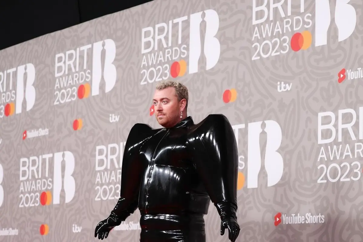 Penampilan Dramatis Sam Smith yang Diejek Warganet Kenakan Kostum Lateks BRIT Awards 2023