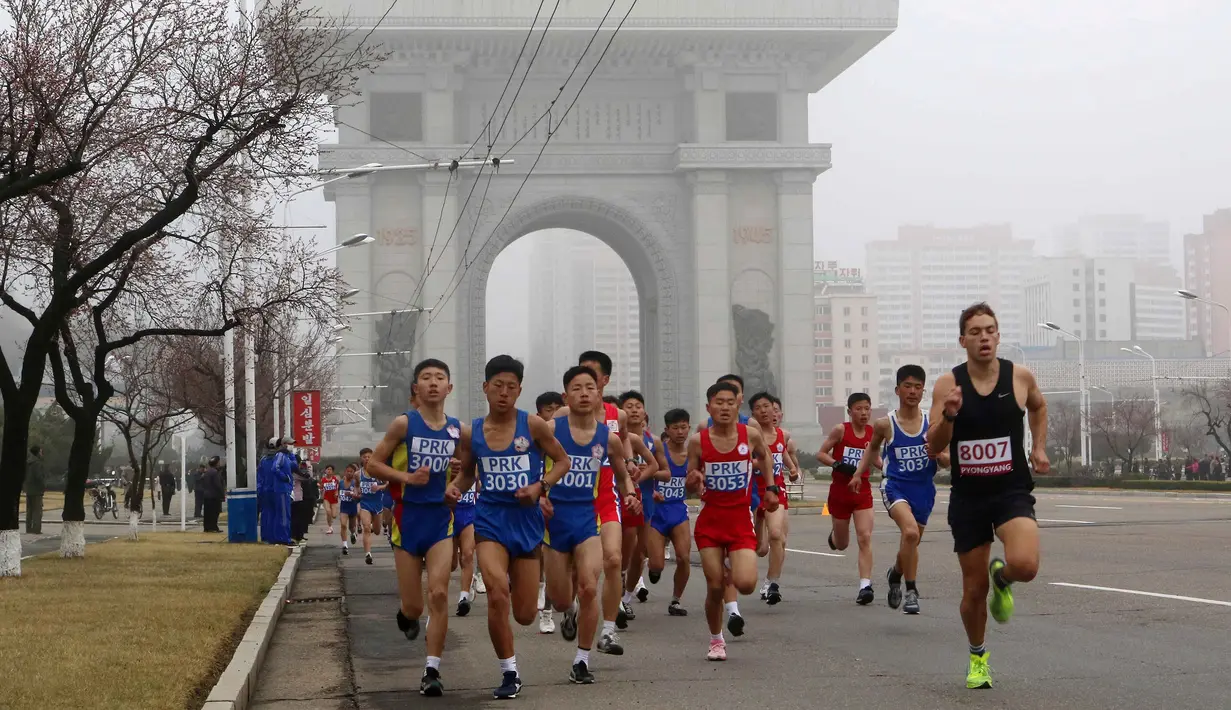 Sejumlah pelari mengikuti ajang Pyongyang International Marathon 2025 di jalanan Pyongyang, Korea Utara, Sabtu (06/04/2025). (AP Photo/Jon Chol Jin)