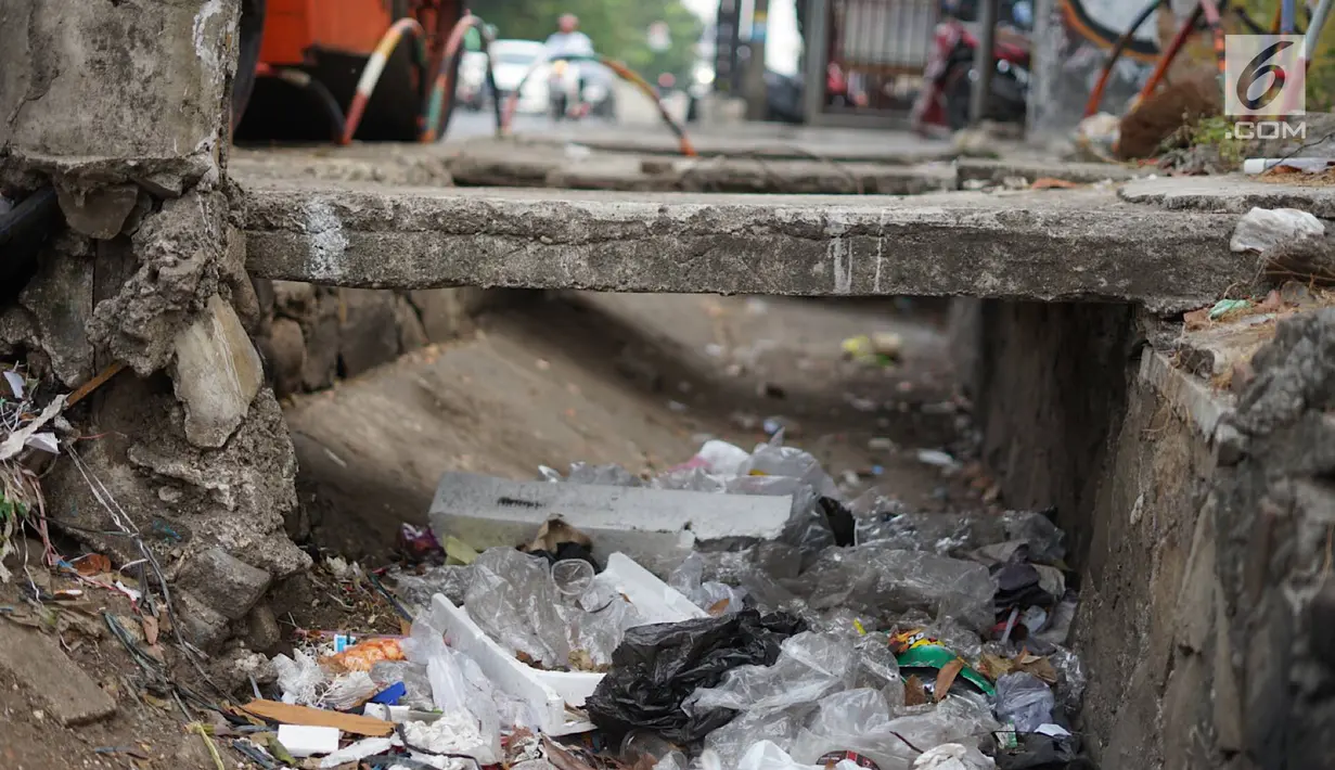 Kondisi trotoar yang rusak dan berlubang di Jalan Raya Pasar Minggu, Jakarta, Jumat (13/9/2019). Selain mengganggu kenyamanan, kondisi trotoar yang rusak tersebut juga membahayakan pejalan kaki, terutama saat malam hari. (Liputan6.com/Immanuel Antonius)