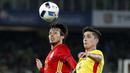 Pemain Spanyol, David Silva (kiri) berduel dengan Rumania, Steliano Filip pada laga persahabatan di Stadion Cluj Arena, Cluj, Senin (28/3/2016) dini hari WIB. (EPA/Robert Ghement)
