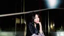 Bukan dengan dress modern, Fuji Utami tampil elegan dengan sentuhan wastra karya desainer Fizi Woo [@fuji_an]