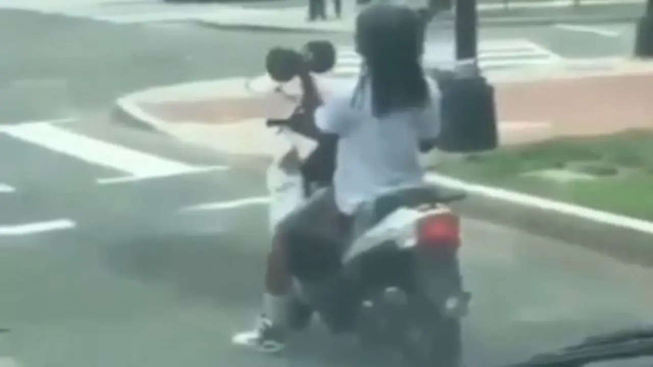 Angkat beban di lampu merah