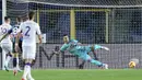 Sementara Fiorentina berhasil menang 3-2 saat bertandang ke markas Atalanta. Fiorentina unggul 1-0 terlebih dahulu melalui eksekusi penalti Kryzsztof Piatek pada menit ke-9. Penalti diberikan usai wasit meninjau ulang VAR akibat insiden pelanggaran di dalam kotak penalti. (LaPresse via AP/Spada)