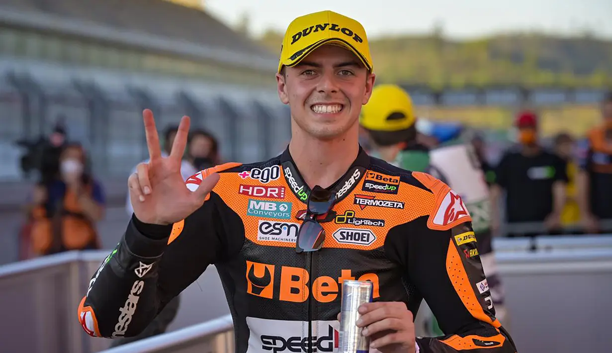 Fabio Di Giannantonio. Pembalap Italia berusia 23 tahun yang dipromosikan oleh tim Gresini ini menempati posisi ke-7 di Moto2 musim 2021 lalu. Mengoleksi 161 poin, ia hanya sekali meraih juara dan 8 kali merasakan podium di ajang Moto2 yang telah digelutinya sejak 2019 lalu. (motogp.com)