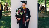 6 Potret Gaya Amanda Rawles Wisuda di Sydney, Memukau dengan Blazer Marun