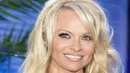 Pamela Anderson kini 'Gulung Tikar' karena dirinya baru saja mengalami tipu oleh kontraktornya. Pamela membayar hutang hingga 250 Milyar dan menjual beberapa aset mobil mewahnya untuk membayar hutang-hutangnya. (EPA/Bintang.com)