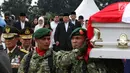 Presiden ke-6 RI Susilo Bambang Yudhoyono (SBY) melihat ke arah peti jenazah istrinya Ani Yudhoyono saat dibawa oleh prajurit TNI di TMP Kalibata, Jakarta, Minggu (2/6/2019). Ani Yudhoyono dimakamkan secara militer. (Liputan6.com/JohanTallo)