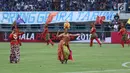 Penari menampilkan tarian kolosal saat jeda laga pembuka turnamen Piala Presiden 2018 antara Persib melawan Sriwijaya FC di Stadion GBLA, Bandung, Selasa (16/1). Laga dimenangkan Persib 1-0. (Liputan6.com/Helmi Fithriansyah)