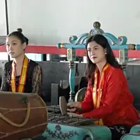 Potret Hana Saraswati dan Yasmin Napper saat belajar memainkan gamelan di Keraton Solo berhasil mencuri perhatian dan memberikan inspirasi bagi generasi muda untuk lebih mencintai dan menghargai budaya lokal. Suasana Keraton Solo yang megah dan penuh sejarah semakin memperkuat kesan tradisional yang ingin ditampilkan dalam kegiatan mereka.(Liputan6.com/IG/@hanahaho)