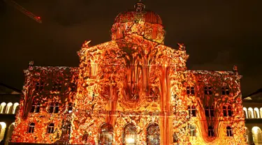 Gedung Parlemen Swiss diterangi cahaya unik seperti larva hasil proyeksi raksasa atau "The Jewel of the Mountains " di Bern, Swiss, Kamis (15/10/2015).  Gedung ini akan diterangi cahaya setiap malamnya hingga 29 November 2015. (REUTERS/Ruben Sprich)