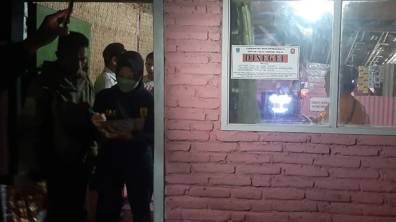 Operasi Pekat Satpol PP Kota Probolinggo segel warung remang-remang. (Istimewa)