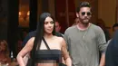 Sebuah sneak peek dari episode Keeping Up With The Kardashian menunjukkan ketidaktahuan Scott bahwa Kim akan miliki anak ketiganya. (The Inquisitr)