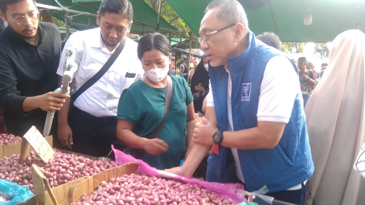 Mendag Zulkifli Hasan memantau harga dan pasokan kebutuhan pokok jelang natal dan tahun baru, Sabtu (17/12/2022). (Foto: Liputan6.com/Ajang Nurdin)